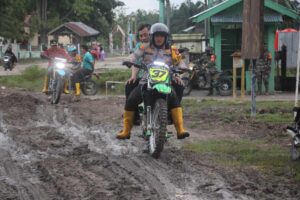 Naik Sepeda Motor, Kapolres Bengkalis Cek TPS Rawan Banjir