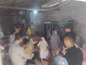 Kapolres Tanjung Balai Berikan Paket Sembako pada Penderita Stunting dan Lansia