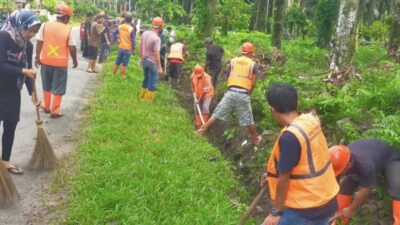 Sinergitas TNI-Polri Bersama Forkopimca Silinda Gotong Royong Bersihkan Fasilitas Umum