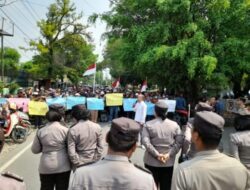 Ratusan Nande Gelar Aksi Damai di Polrestabes Medan Minta Tokoh Masyarakat Pancur Batu Dibebaskan