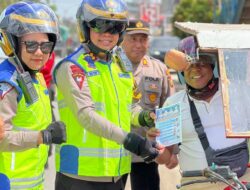 Apresiasi Masyarakat yang Patuhi Lalu Lintas, Kapolres Pelalawan Beri Hadiah Helm