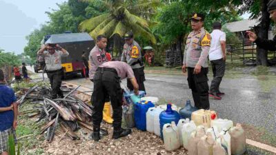 Peduli Kemanusiaan, Polres TTS Distribusi Air Bersih Kepada 692 KK Warga Terdampak Banjir di Toineke
