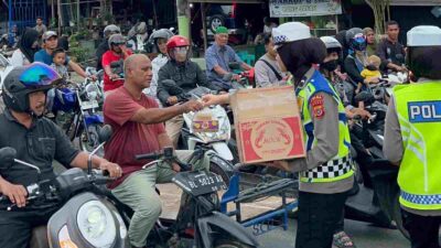Berbagi Takjil pada Pengendara, Dirlantas Polda Aceh: Berkah Ramadan