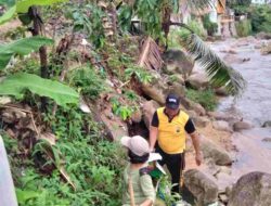 Polres Sibolga dan Warga Gotong Royong Bersihkan Sungai