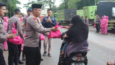 Brimob Polda Jambi Turun ke Jalan Bagikan Takjil Berbuka