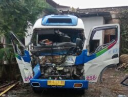 Bus Moria Tabrak Truk Parkir, 14 Orang Luka-luka
