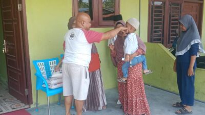 Tokoh Masyarakat Desa Sukarame Hasan Tiro Santuni Anak Yatim Piatu di Bulan Ramadhan