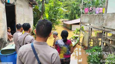 Polsek Entikong Monitoring Banjir Akibat Sungai Sekayam Meluap