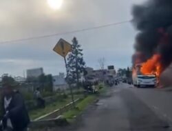 Video: Bus Rombongan Pelajar Hendak Wisata ke Berastagi Terbakar di Simalungun