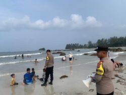 Patroli Lokasi Wisata, Polisi Berikan Tips Aman pada Pengunjung Pantai