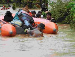 Banjir Luwu, Polri Distribusikan Bantuan dan Buka Dapur Umum