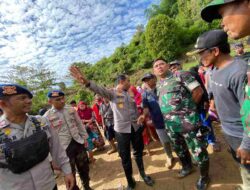 Irjen Pol Andi Rian dan Mayjen TNI Bobby Tinjau Korban Longsor di Pegunungan Latimojong