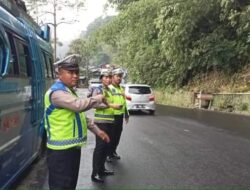 SatLantas Polres Karo Atur Lalin Antisipasi Peningkatan Arus Wisatawan Akhir Pekan