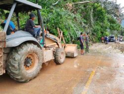 Pasca Banjir dan Longsor, Tanpa Kenal Lelah Babinsa Koramil 420-07/Sungai Manau Terus Bantu Warga Bersihkan Tanah dan Lumpur